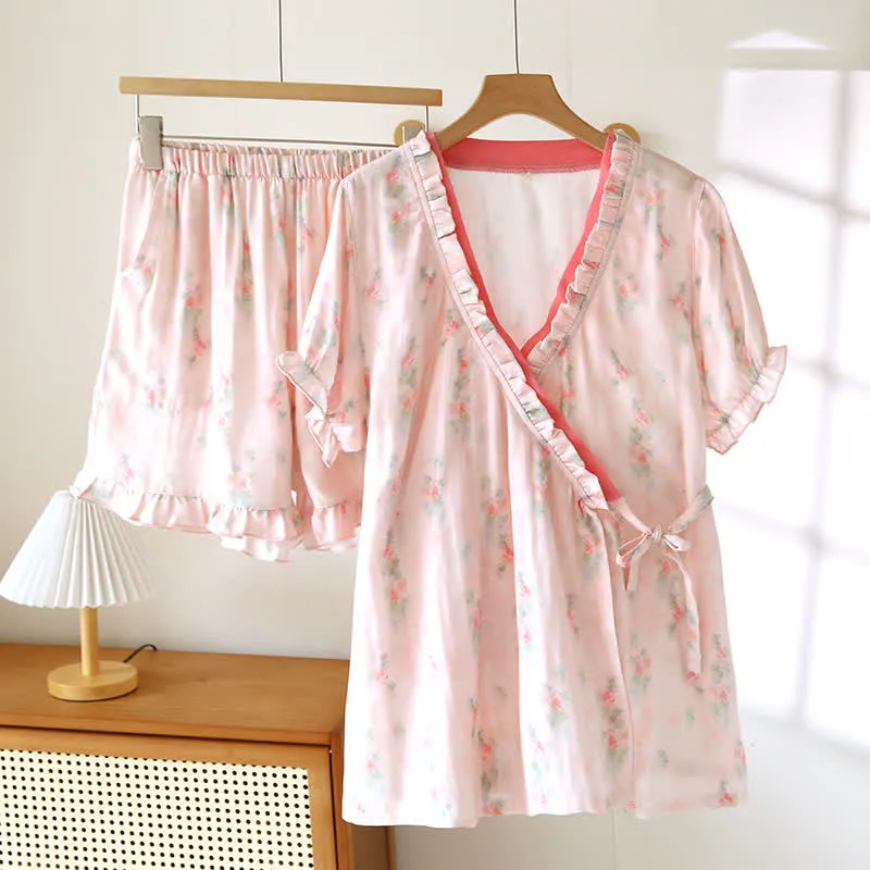 Rosafarbenes Pyjama-Set aus Baumwolle mit Blumenmuster und kurzen Ärmeln und überkreuzter Vorderseite