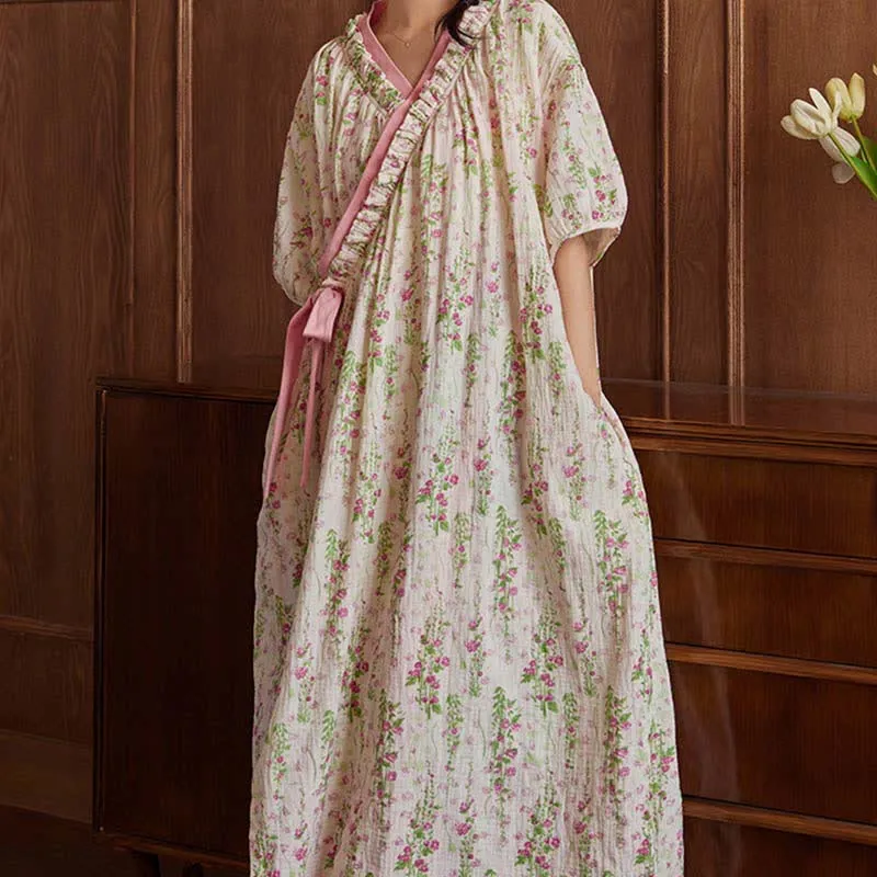 Elegantes Nachthemd mit Blumenmuster und Bindeband hinten und Tasche