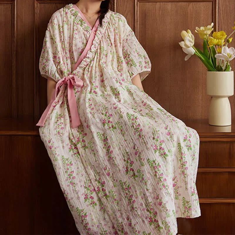 Elegantes Nachthemd mit Blumenmuster und Bindeband hinten und Tasche