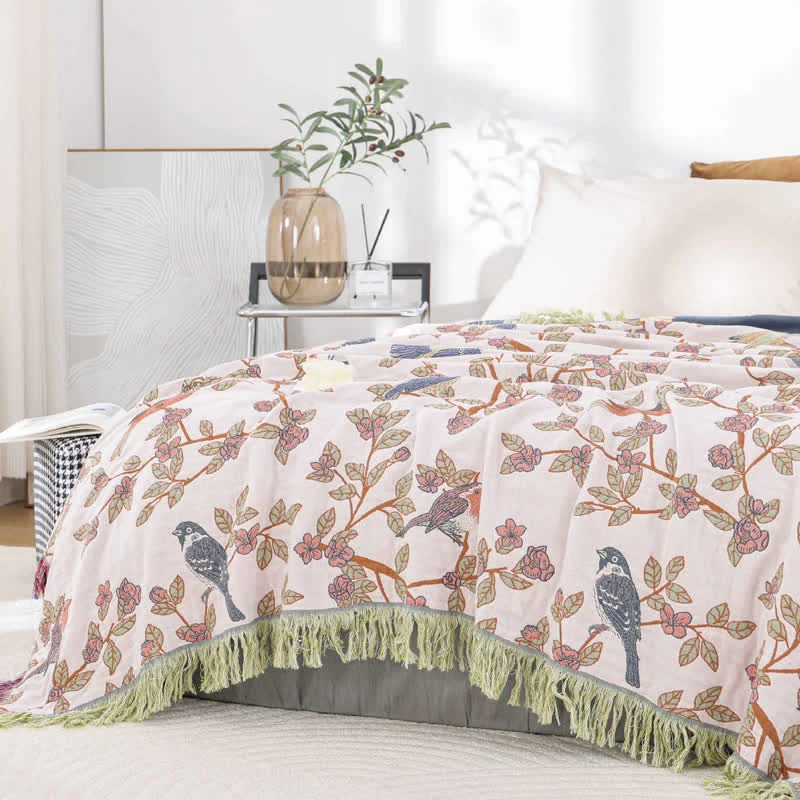 Steppdecke mit Blumen- und Vogelquasten aus Baumwollgaze