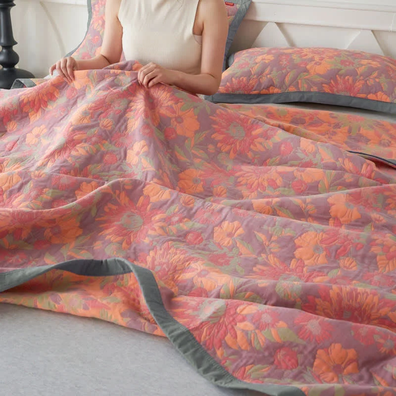 Dreilagige Steppdecke aus Baumwollgaze mit Blumenmuster