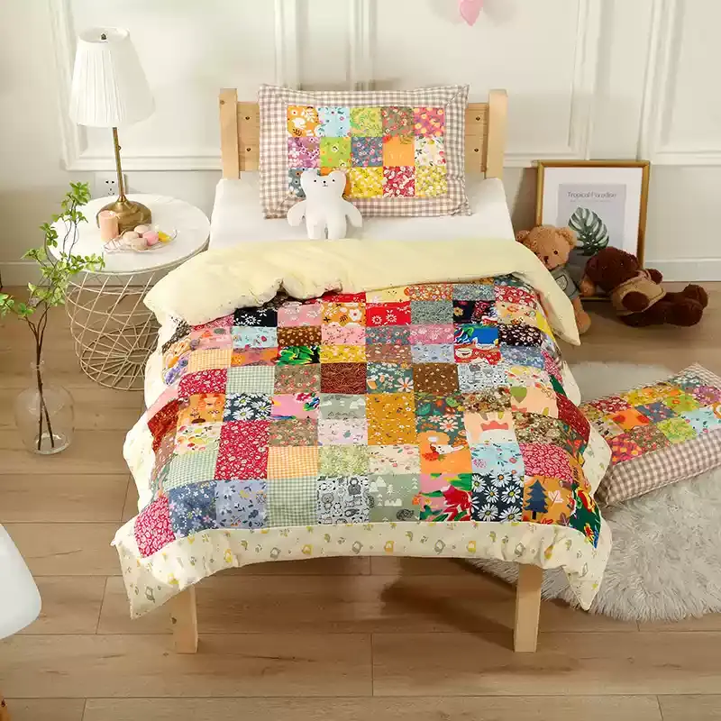 Patchwork-Babydecke aus reiner Baumwolle mit Blumenmuster