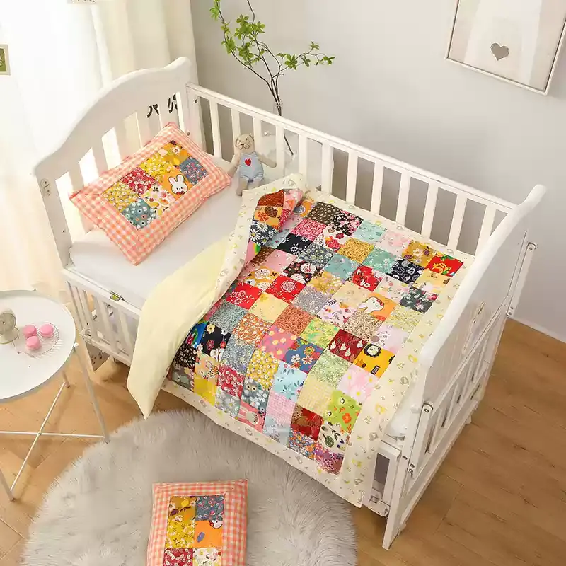Patchwork-Babydecke aus reiner Baumwolle mit Blumenmuster