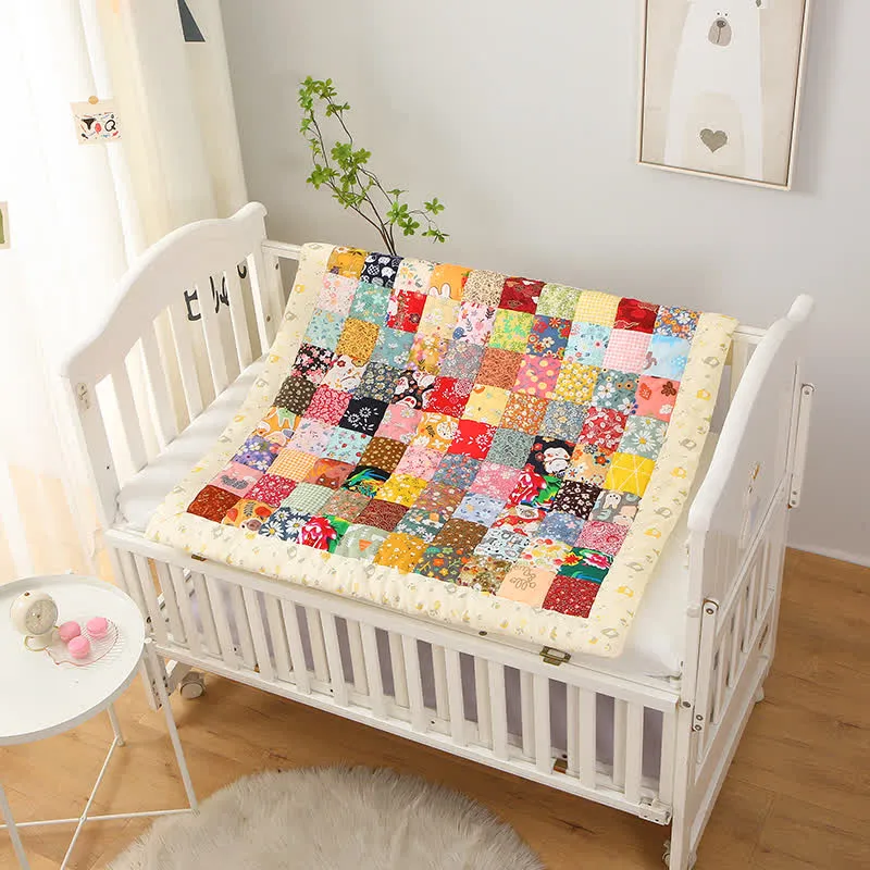 Patchwork-Babydecke aus reiner Baumwolle mit Blumenmuster