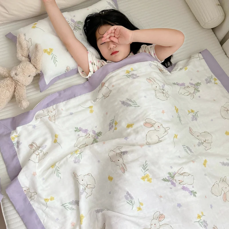Atmungsaktive Steppdecke „Rural Rabbit“ für Babys und Kleinkinder