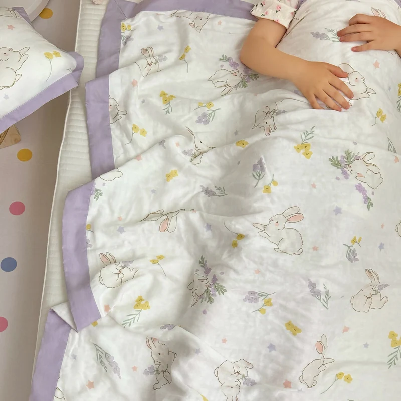 Atmungsaktive Steppdecke „Rural Rabbit“ für Babys und Kleinkinder