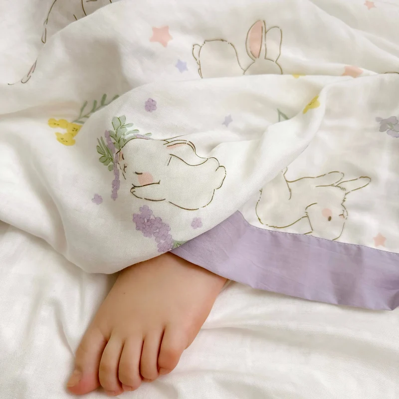 Atmungsaktive Steppdecke „Rural Rabbit“ für Babys und Kleinkinder