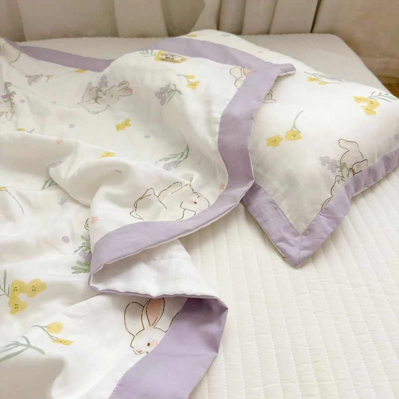 Atmungsaktive Steppdecke „Rural Rabbit“ für Babys und Kleinkinder