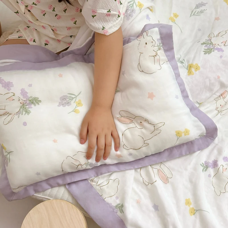 Atmungsaktive Steppdecke „Rural Rabbit“ für Babys und Kleinkinder