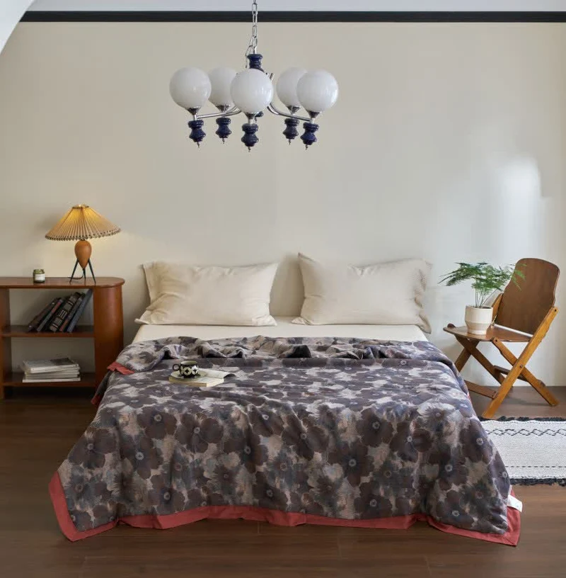 Weiche Steppdecke aus Baumwollgaze mit Jacquard-Blumenmuster im Retro-Stil