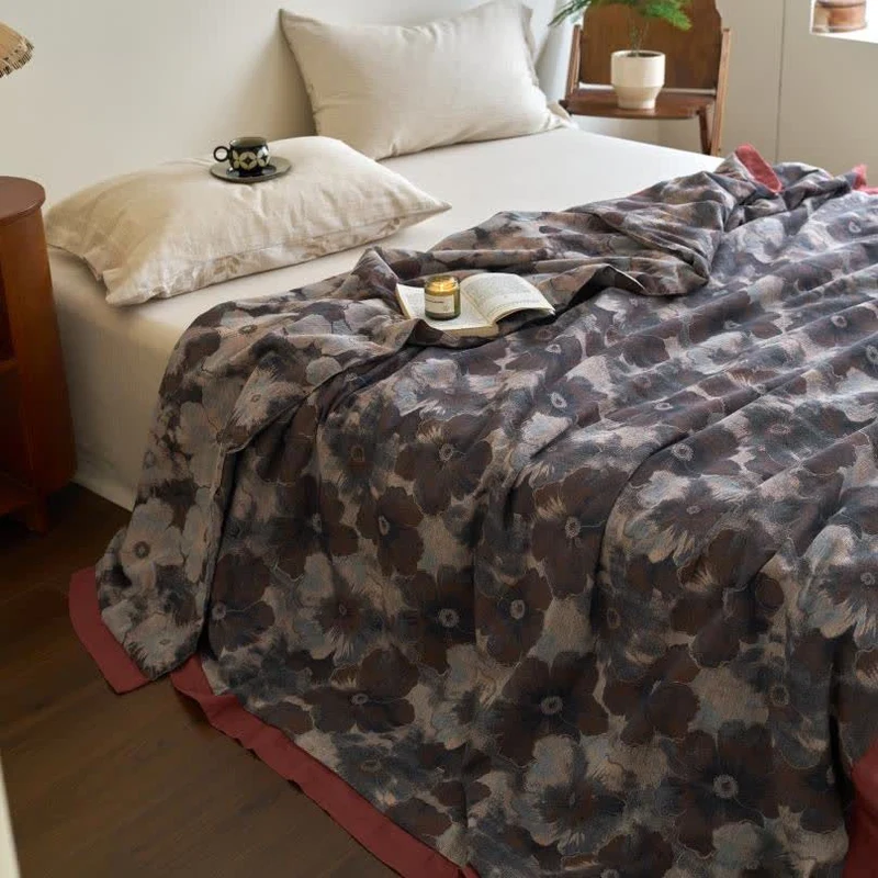Weiche Steppdecke aus Baumwollgaze mit Jacquard-Blumenmuster im Retro-Stil