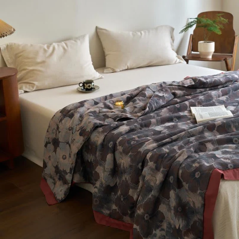 Weiche Steppdecke aus Baumwollgaze mit Jacquard-Blumenmuster im Retro-Stil