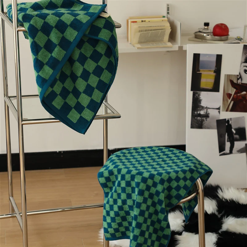Atmungsaktives Baumwollhandtuch mit Retro-Schachbrettmuster