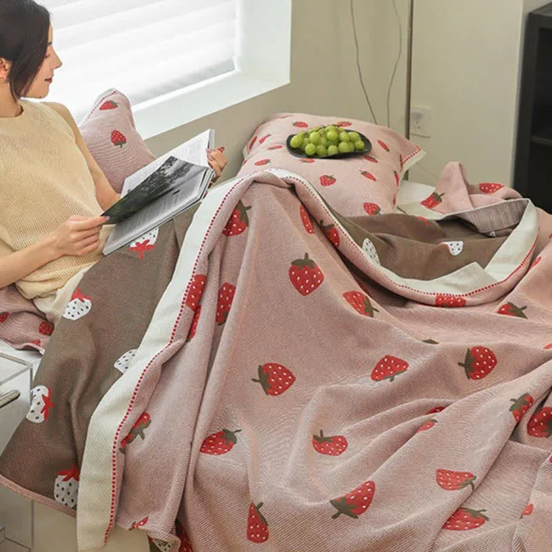 Atmungsaktive Steppdecke aus Baumwollgaze mit Erdbeeren in Rosa