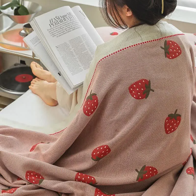 Atmungsaktive Steppdecke aus Baumwollgaze mit Erdbeeren in Rosa
