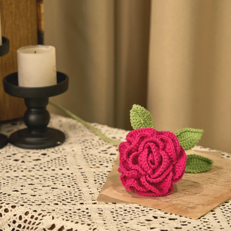 Künstliche Rose, handgehäkeltes Garnornament