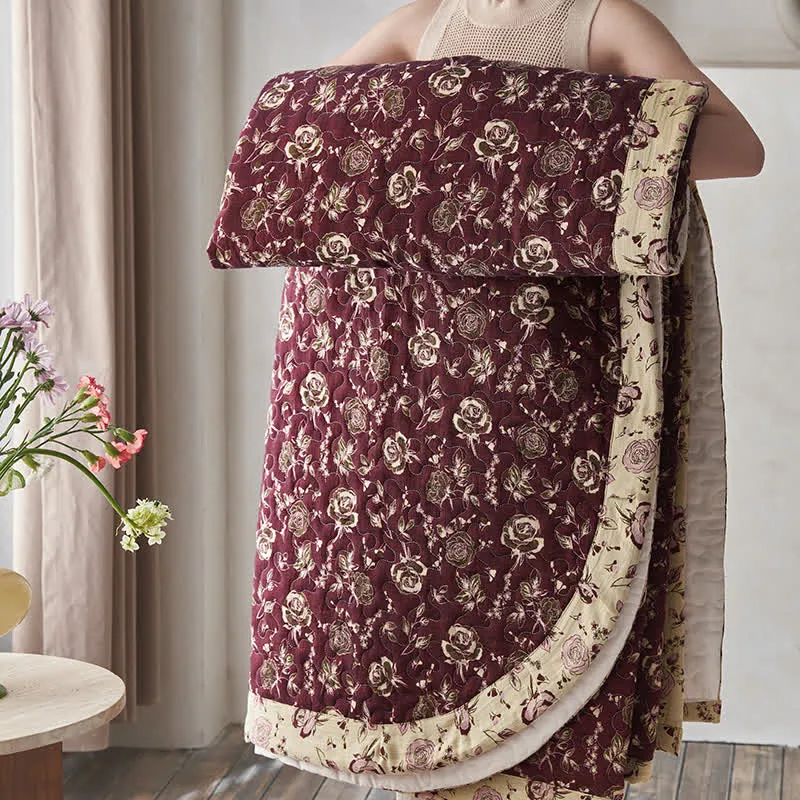 Gesteppte Tagesdecke aus Baumwollgaze im Retro-Rose-Design