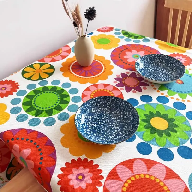 Bunte Tischdecke im Vintage-Ethno-Stil mit Blumenmuster