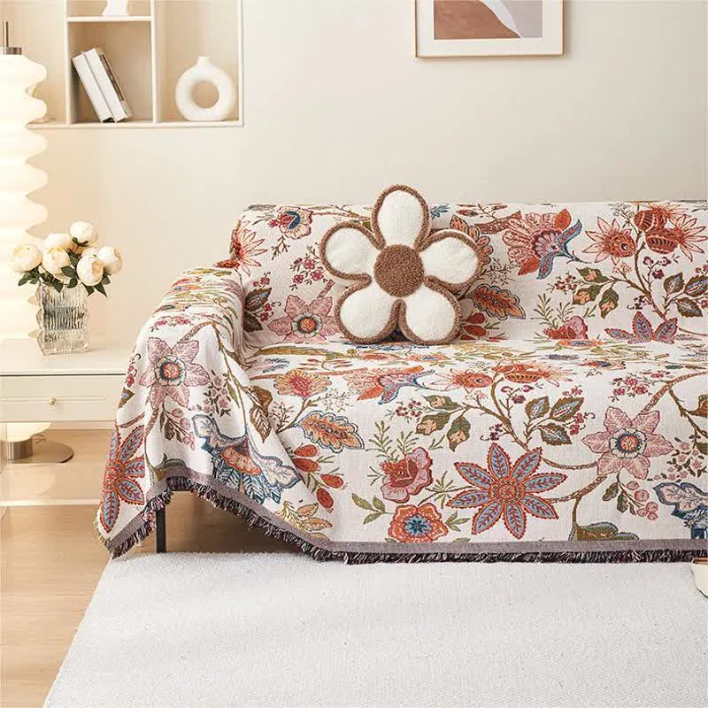 Weicher Sofabezug mit rustikalem Blumenmuster und Quasten