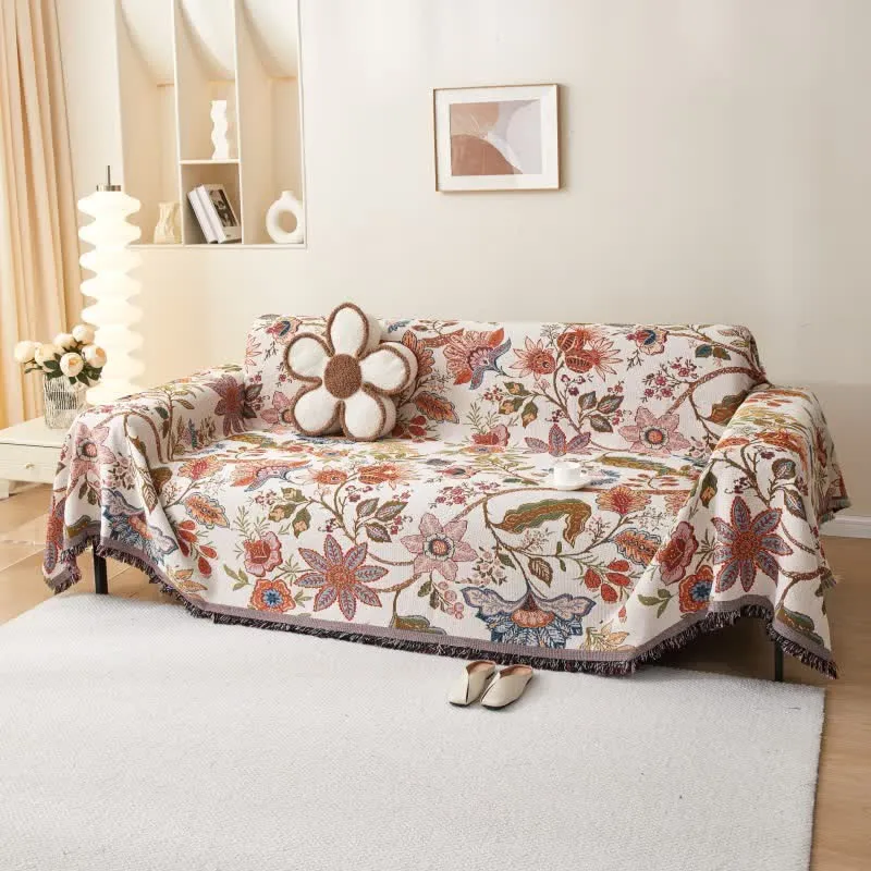 Weicher Sofabezug mit rustikalem Blumenmuster und Quasten