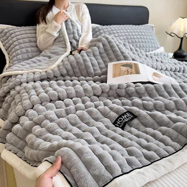 Weiche Fleece-Überwurfdecke mit karierter Textur
