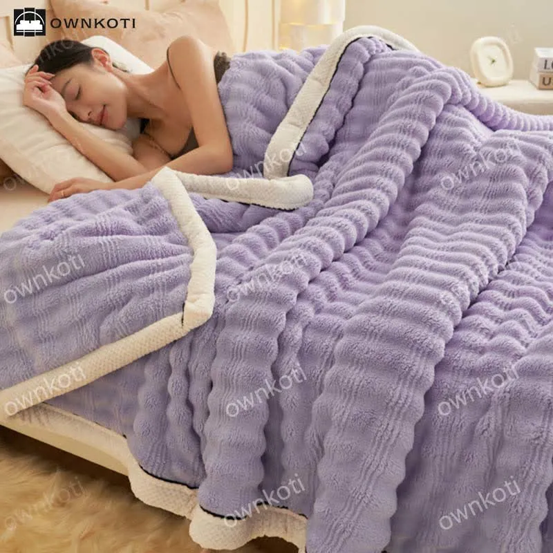 Fleecedecke mit Jacquard-Wellenstruktur