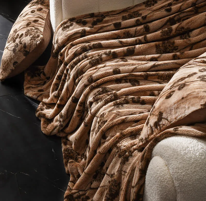 Sofaüberwurfdecke aus Samt mit rustikalem Blumenmuster