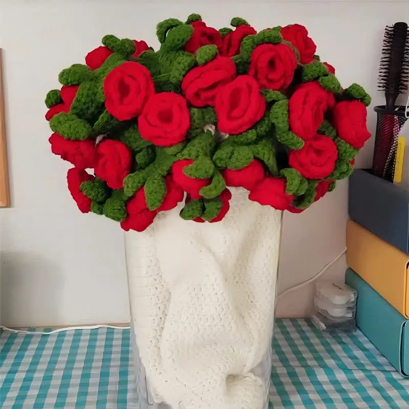 Handgemachter gehäkelter Rosen-Deckenstrauß