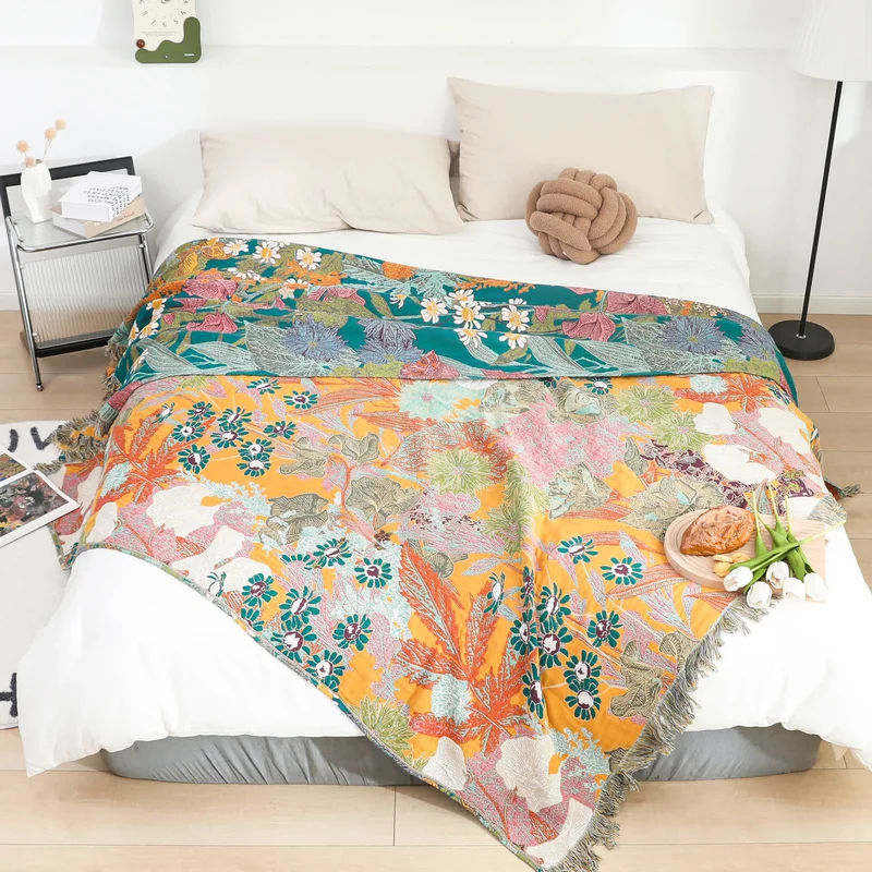 Sofadecke aus Baumwollgaze mit Gartenblumenmotiv