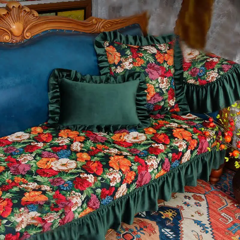 Rutschfester Sofabezug mit Rüschen im Vintage-Stil mit Blumenmuster