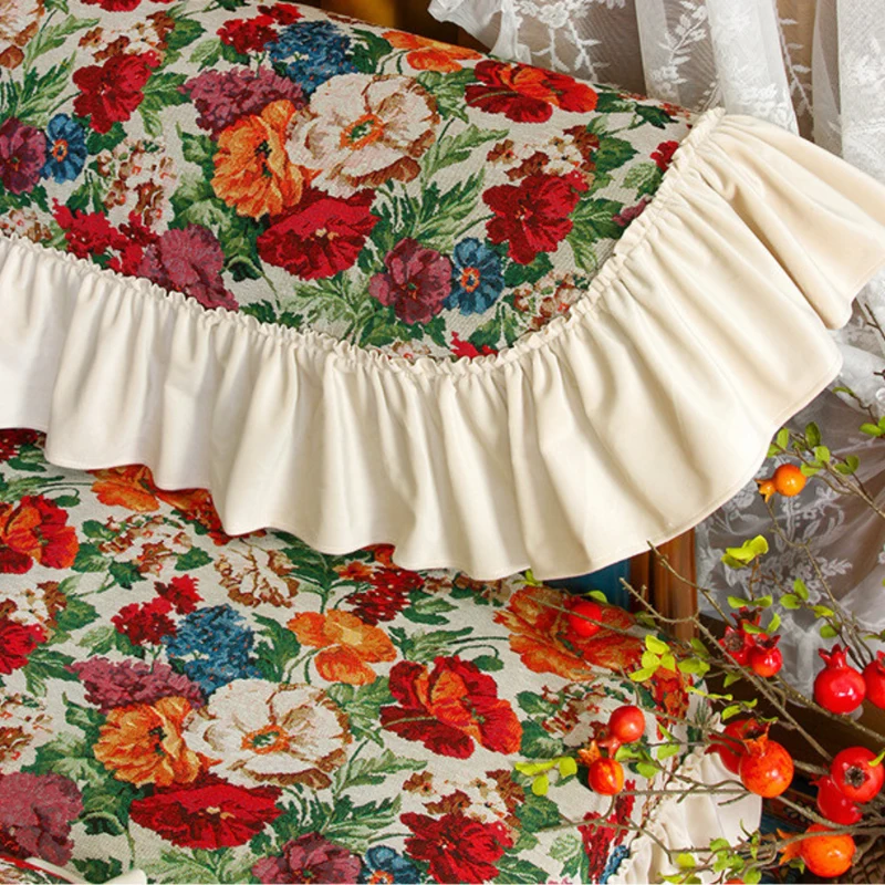 Rutschfester Sofabezug mit Rüschen im Vintage-Stil mit Blumenmuster