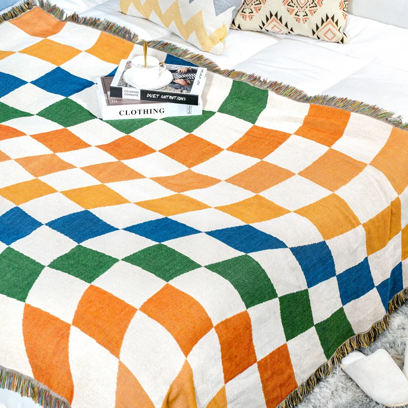 Weiche Decke mit bunten Schachbrettmuster und Quasten
