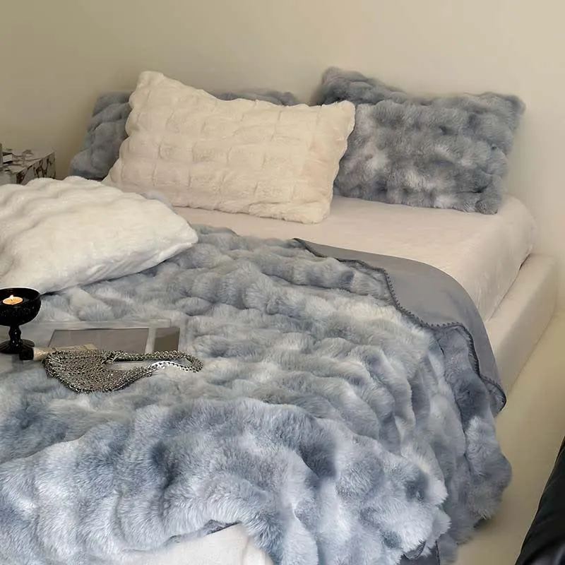 Luxuriöse, weiche Überwurfdecke mit Farbverlauf