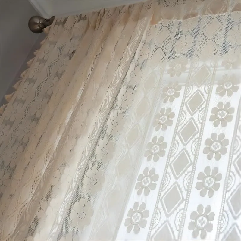 Dekorativer Vorhang mit Rauten- und Blumenmotiv