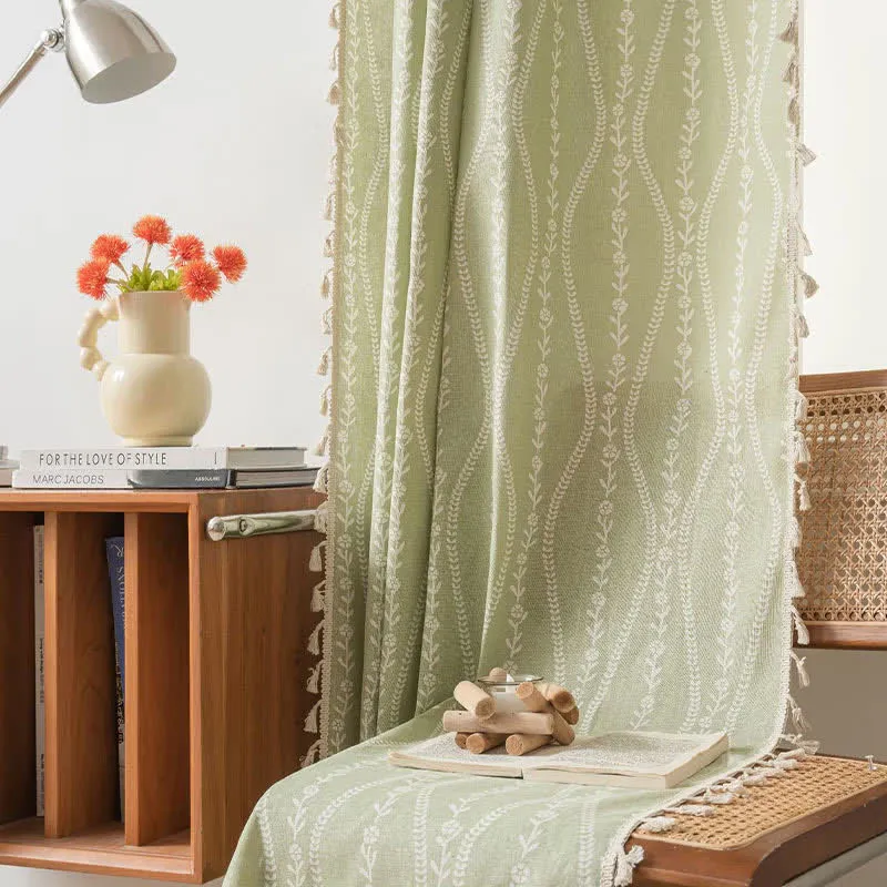 Rustikaler transparenter Vorhang mit Blumen- und Blattmotiv und geschwungenen Quasten