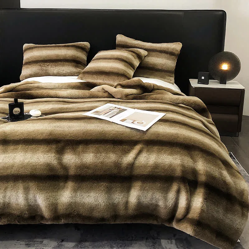 Luxuriöse Überwurfdecke mit Farbverlauf und Streifen