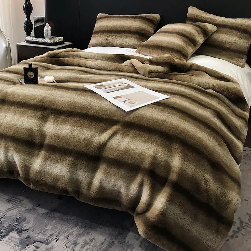 Luxuriöse Überwurfdecke mit Farbverlauf und Streifen