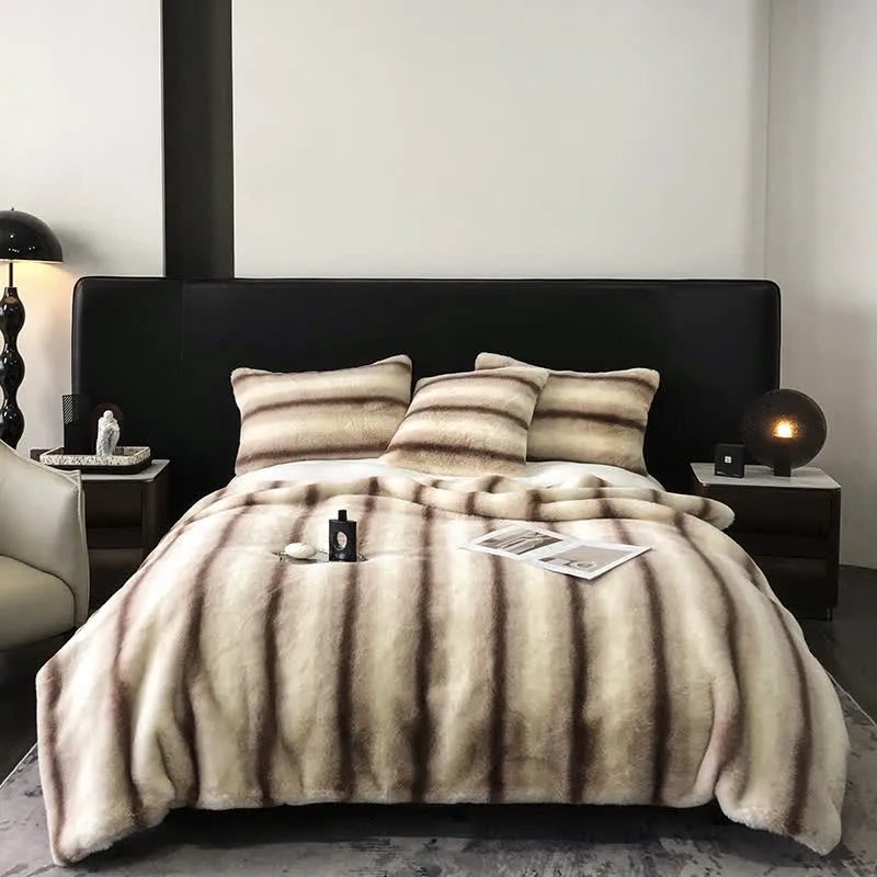 Luxuriöse Überwurfdecke mit Farbverlauf und Streifen