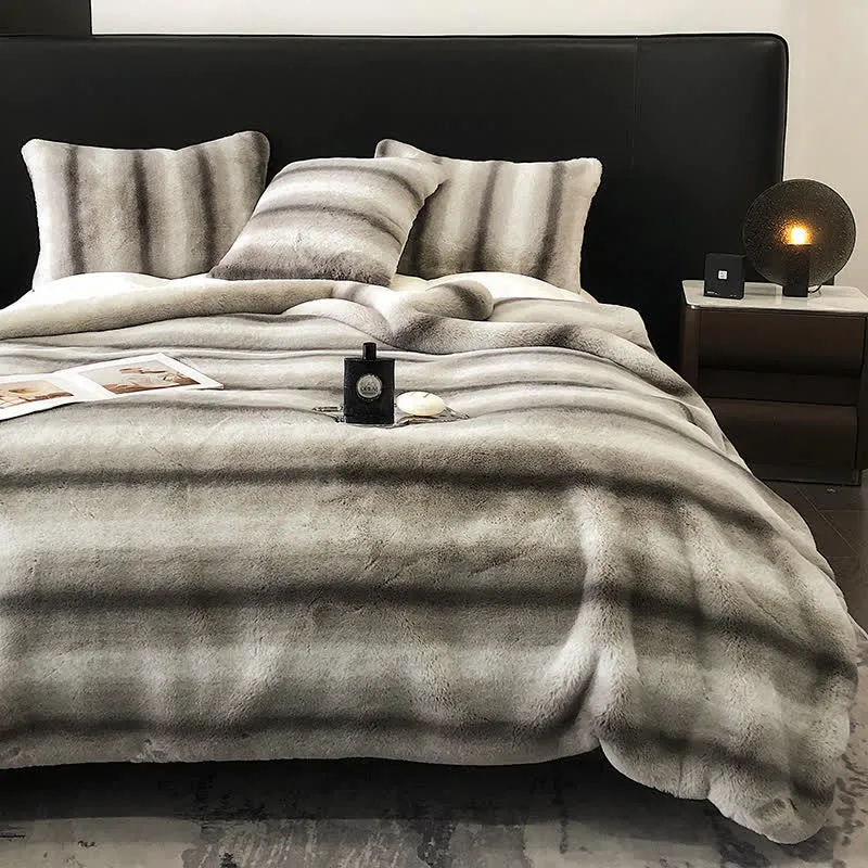 Luxuriöse Überwurfdecke mit Farbverlauf und Streifen