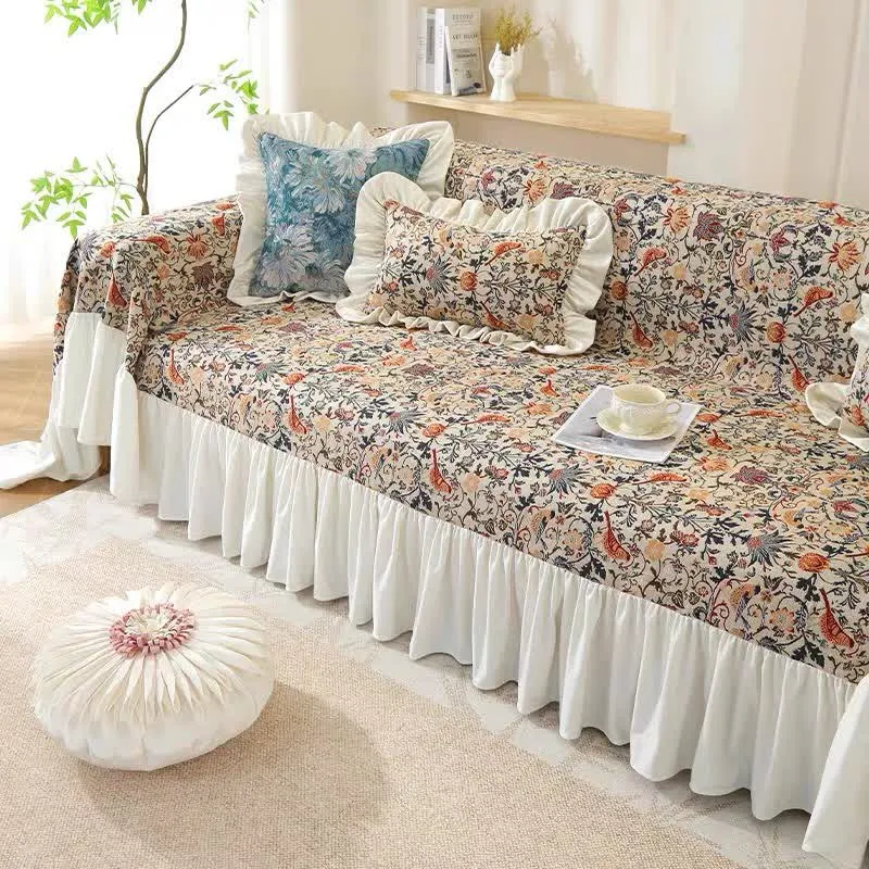 Weicher Sofabezug mit Rüschen und Elstermotiv und Blumenmuster