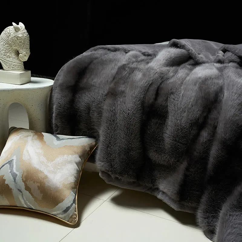 Warme Überwurfdecke mit Farbverlauf aus Kunstfell