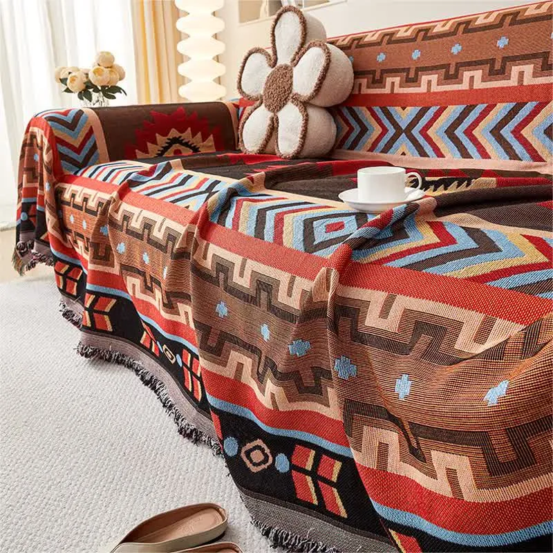 Sofaschoner mit geometrischen Quasten im Boho-Stil