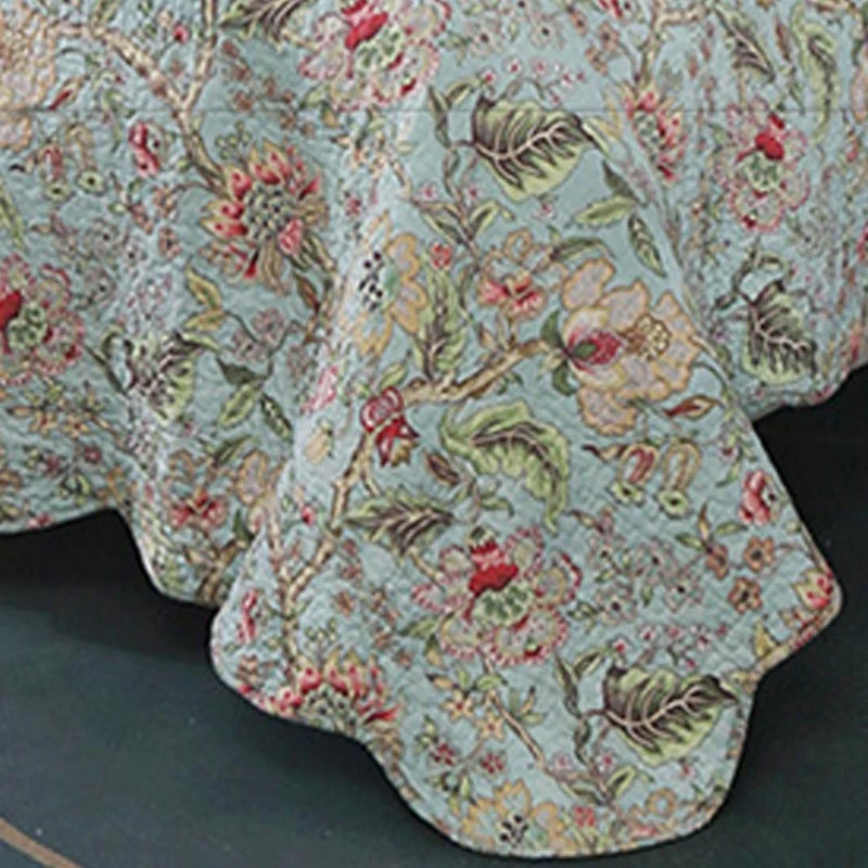 Vintage-Blumensteppdecke mit Kissenbezügen