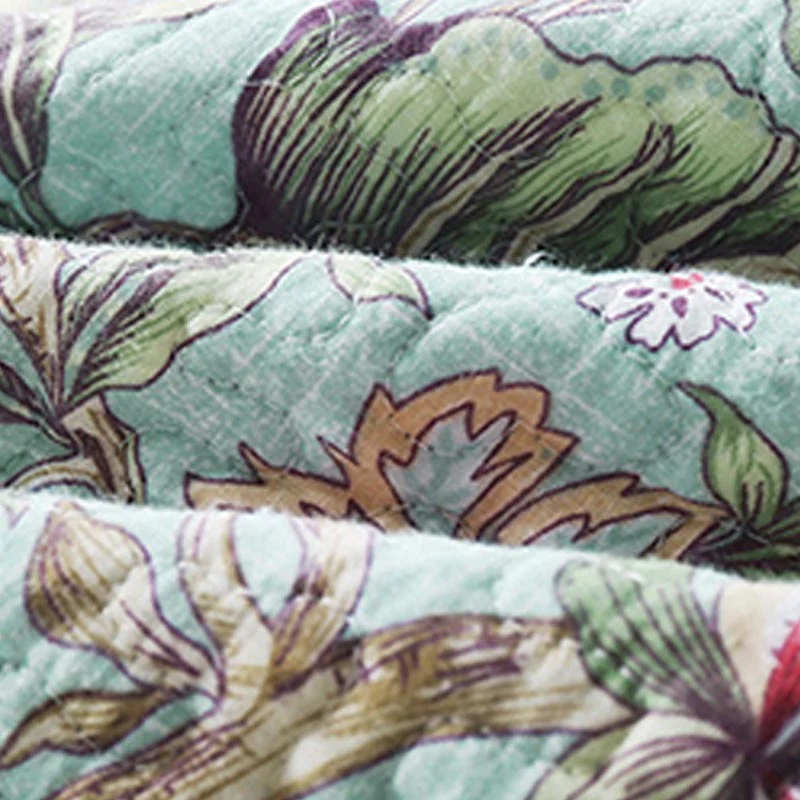 Vintage-Blumensteppdecke mit Kissenbezügen