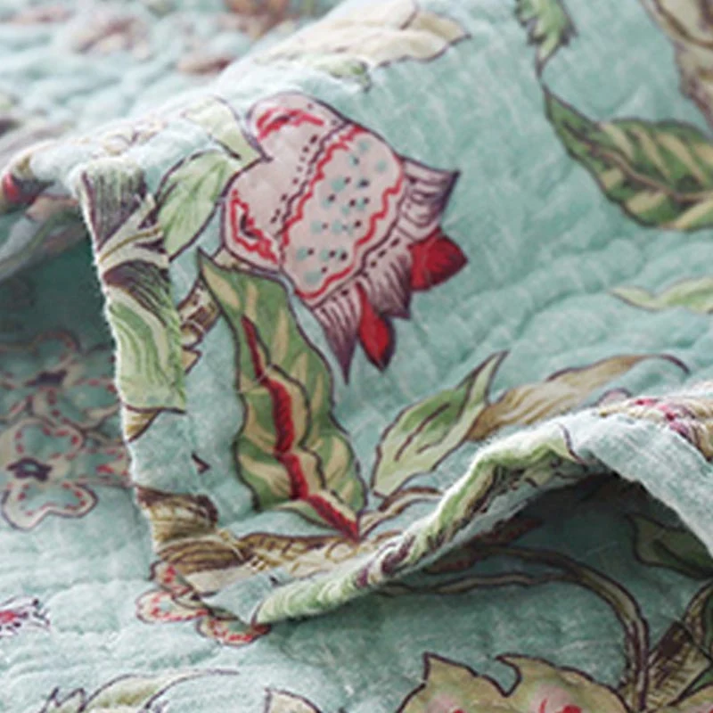 Vintage-Blumensteppdecke mit Kissenbezügen