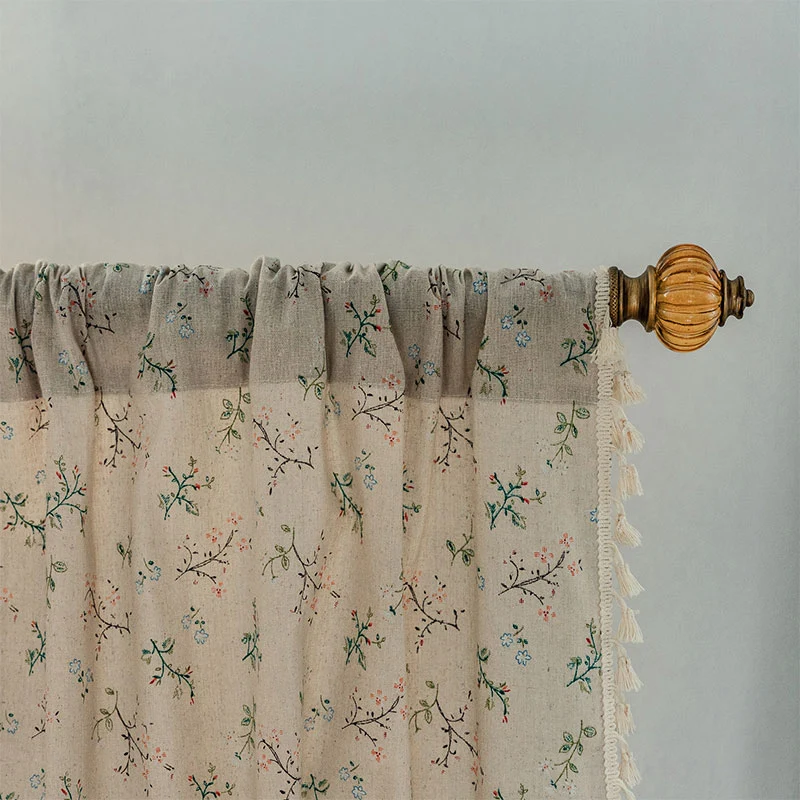 Lichtfilternder Vorhang im Landhausstil mit Blumenmuster