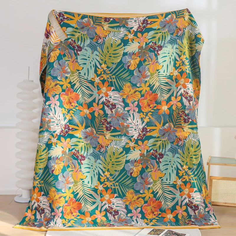 Bunte Sofadecke aus Baumwollgaze mit Blumenblättern
