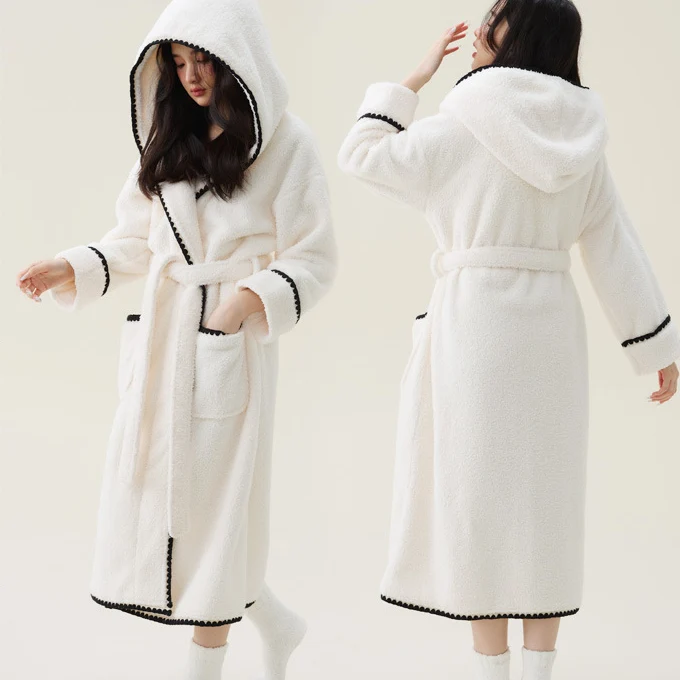 Warmer, langer Bademantel aus Fleece mit Kapuze