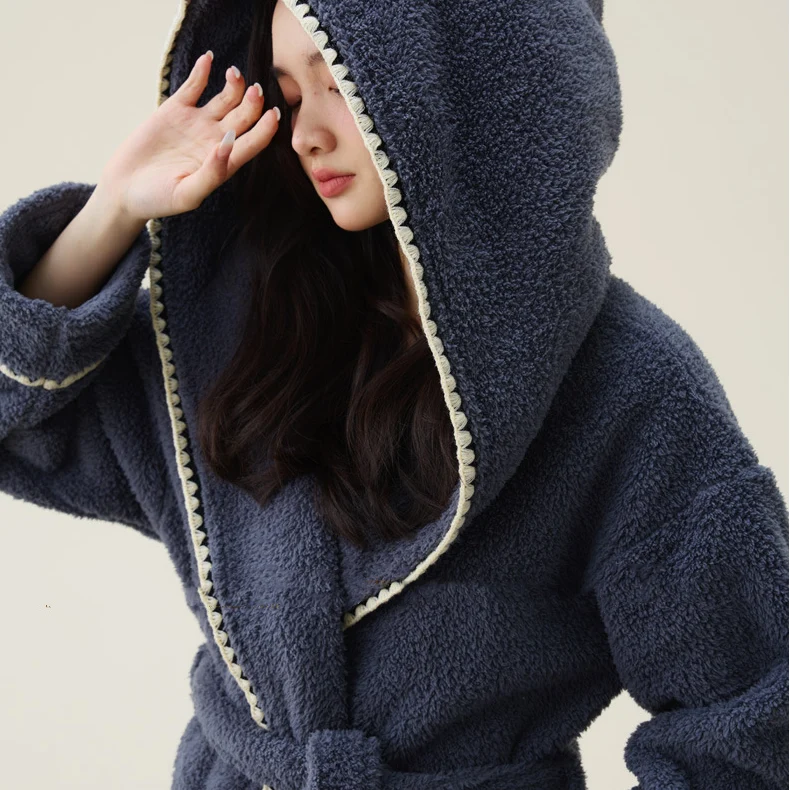 Warmer, langer Bademantel aus Fleece mit Kapuze