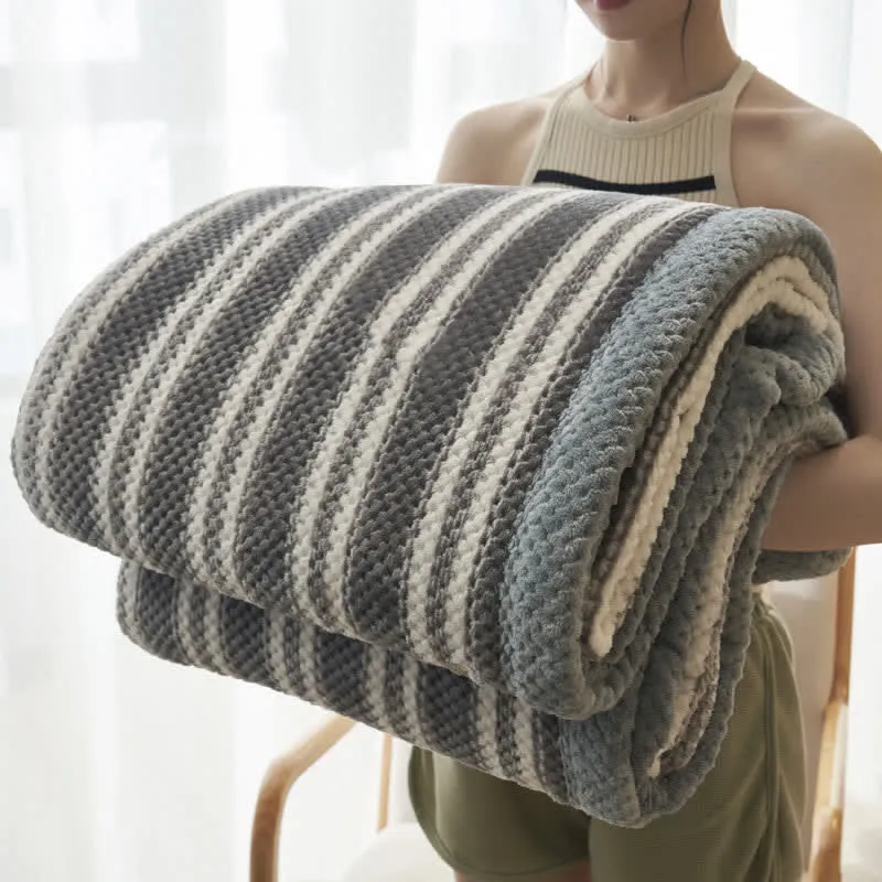 Gestreifte, bequeme Überwurfdecke aus Korallenfleece